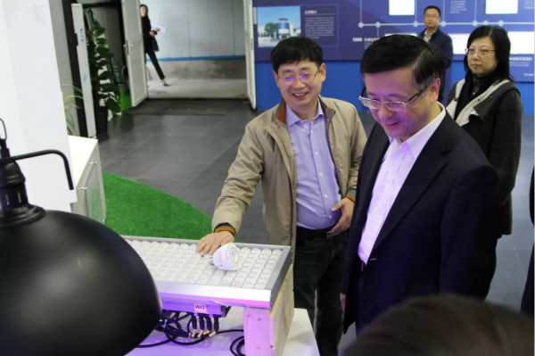 陳寅一行參觀三思自主研發的LED產品