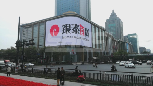 三思承建的總面積高達1008㎡的商業(yè)弧形大屏