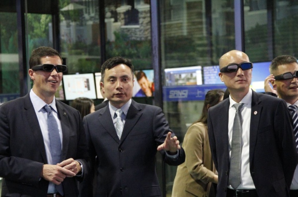 陳鳴副董事長向Todd J. Denison介紹三思最新科研產(chǎn)品