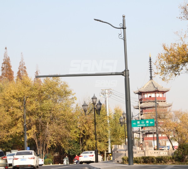 南通市區(qū)多桿合一:照明、監(jiān)控合桿