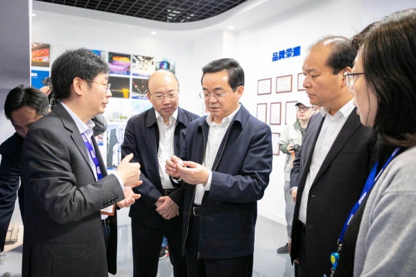 高興夫副省長等一行仔細了解三思陶瓷像素的研發和生產流程