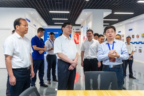 金華市委書(shū)記陳龍(中)、浦江縣委書(shū)記程天云(左)考察三思