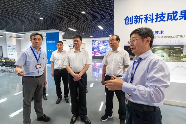 陳龍書(shū)記等一行體驗(yàn)三思展廳的各類(lèi)場(chǎng)景