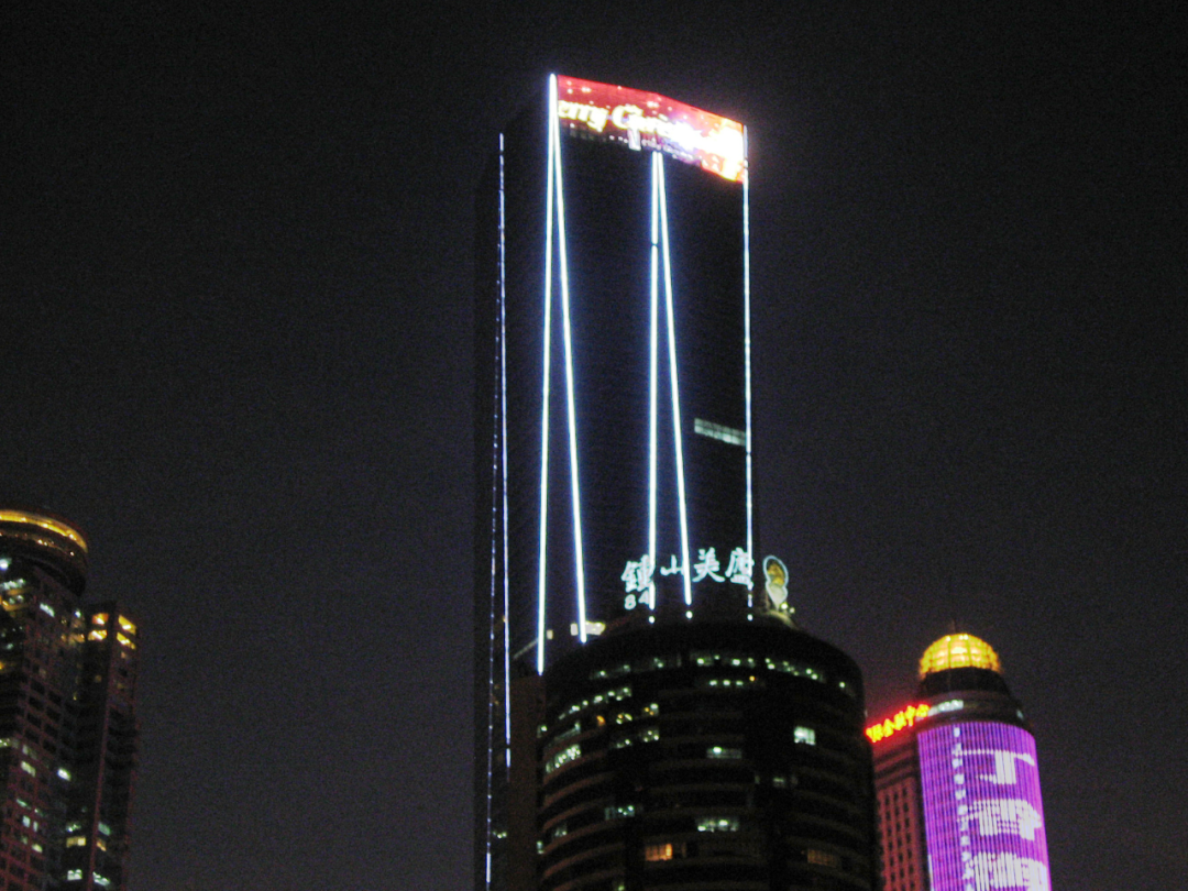 新百大廈筆直的樓體、流暢的光影線條,與周邊的建筑交相輝映,讓古樸的南京城更增一分時尚浪漫的氣質(zhì)。 新百大廈筆直的樓體、流暢的光影線條,與周邊的建筑交相輝映,讓古樸的南京城更增一分時尚浪漫的氣質(zhì)。